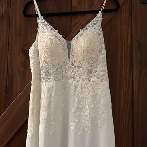 Ivory lace chiffon wedding dress from JJs House. Super lightweight.
